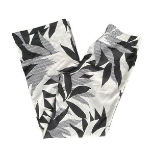 Women’s black & white size Medium modern fit pants by Worthington 100% polyester